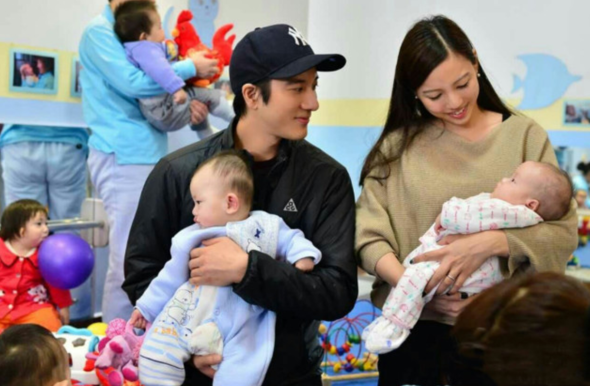 奶果的妈咪 王力宏满脸胡子显沧桑，生活节俭袜子破洞还在穿，认养了20个孤儿