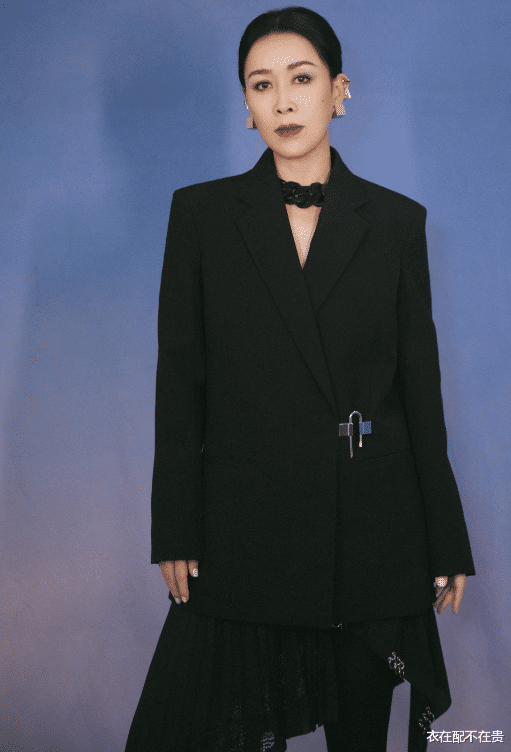 衣在配不在贵|那英退出《中国好声音》录制,裤裙叠穿优雅有范,配色简单却大气