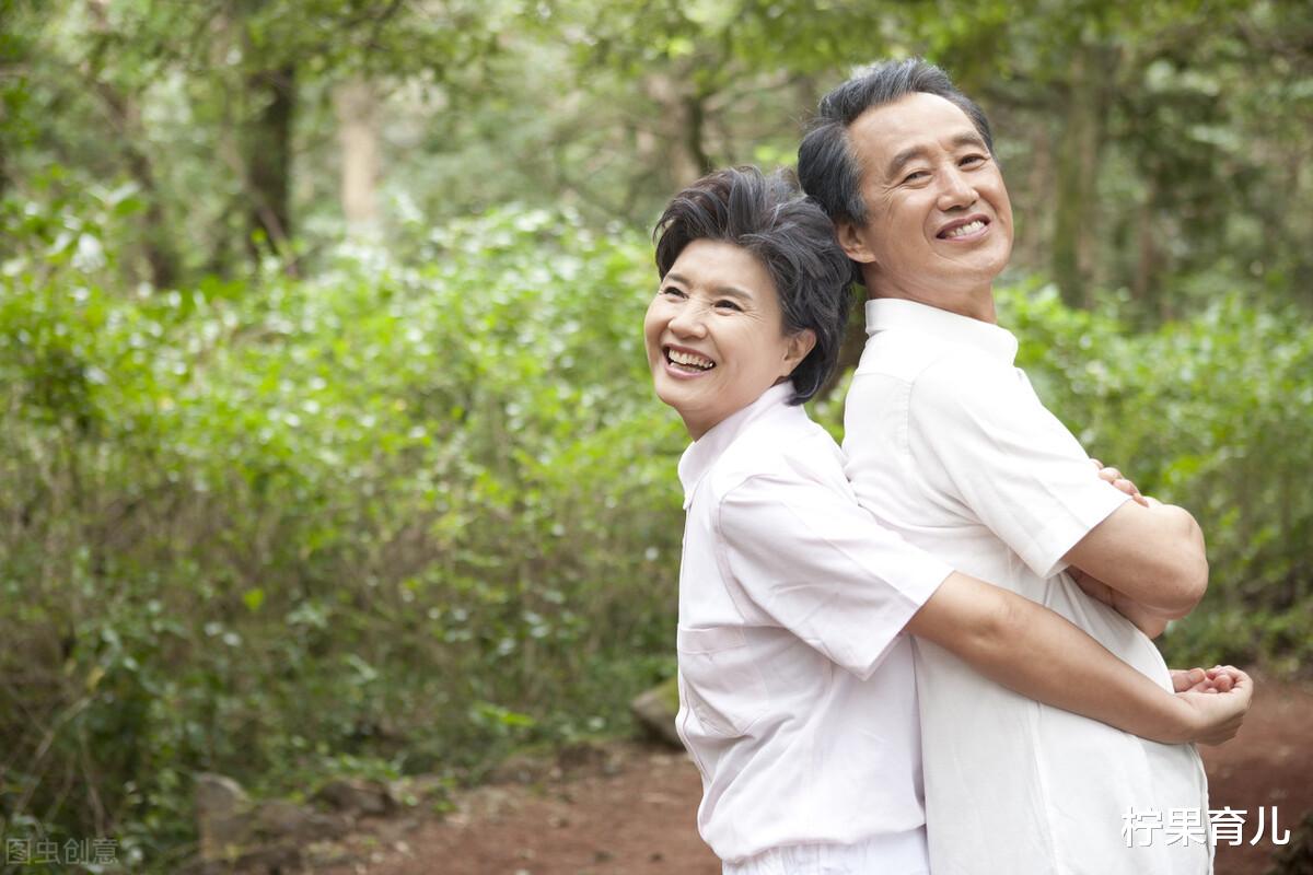 柠果育儿|一听女儿要生二胎，亲妈吓得跌坐在沙发：闺女啊，我是真带不动了