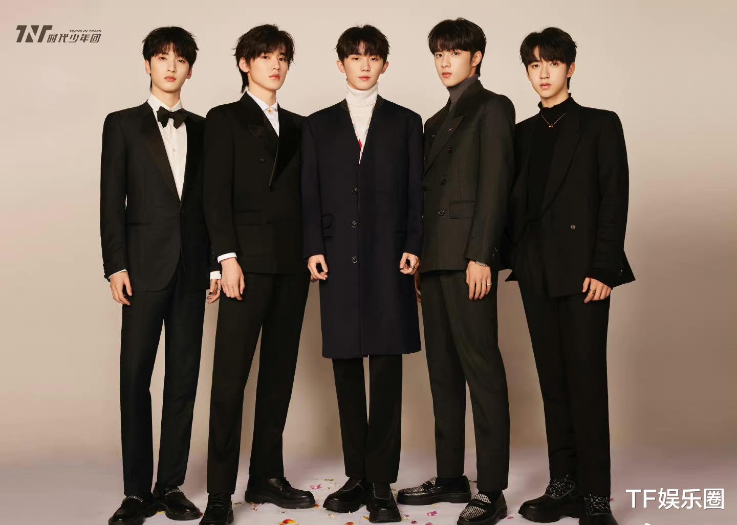 刘耀文|时代峰峻区别对待刘耀文，为平均团队身高，让183的他穿最矮的鞋