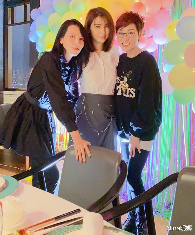 Nina昵娜 陈法蓉生日宴有多奢侈，穿芭比粉卫衣庆生，满桌蟹肉加虫草看嘴馋