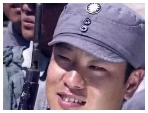 迪丽热巴|小孩子不敢看的穿帮镜头，迪丽热巴衣服都破了一个洞，还笑的辣么开心