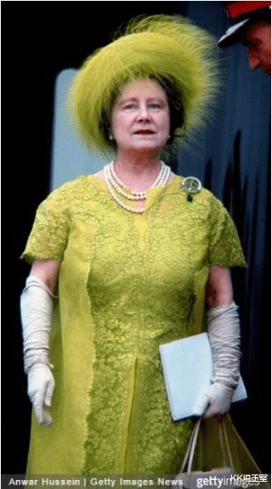 李沁|英王室羽毛帽：女王戴上优雅满分，尤金妮公主戴上却变成紫菠萝