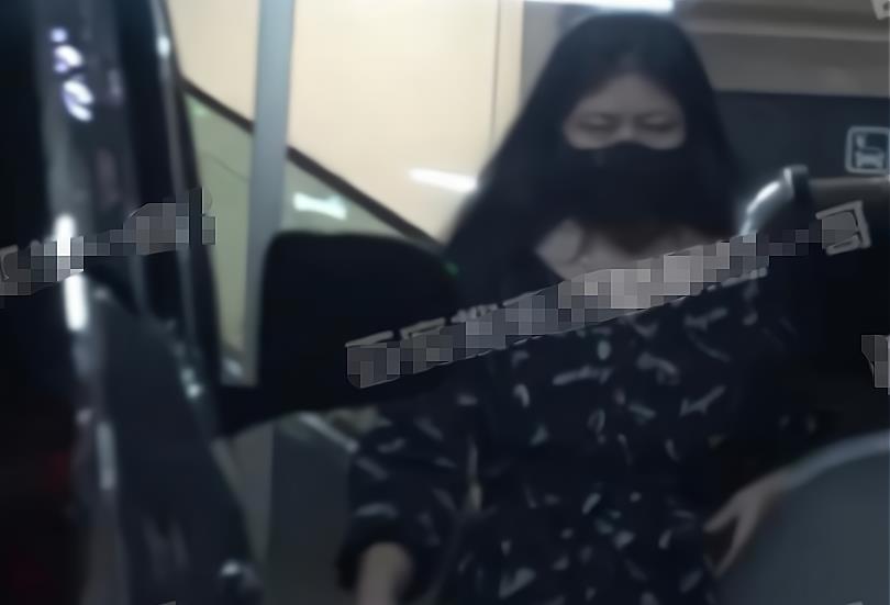 周生如故|吴亦凡风波后妈妈露面，开着豪车，带着名牌包包和珠宝四处奔走