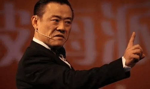 张艺兴|张艺兴险些步周立波后尘，幸亏黄渤及时制止，俩人关系“不一般”