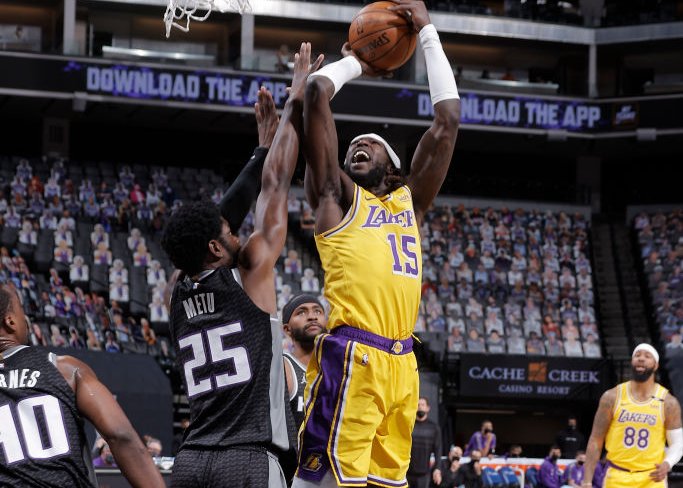 勇士队|悍将伤退！库兹马30分全队17记三分打疯了，湖人5人上双大胜国王