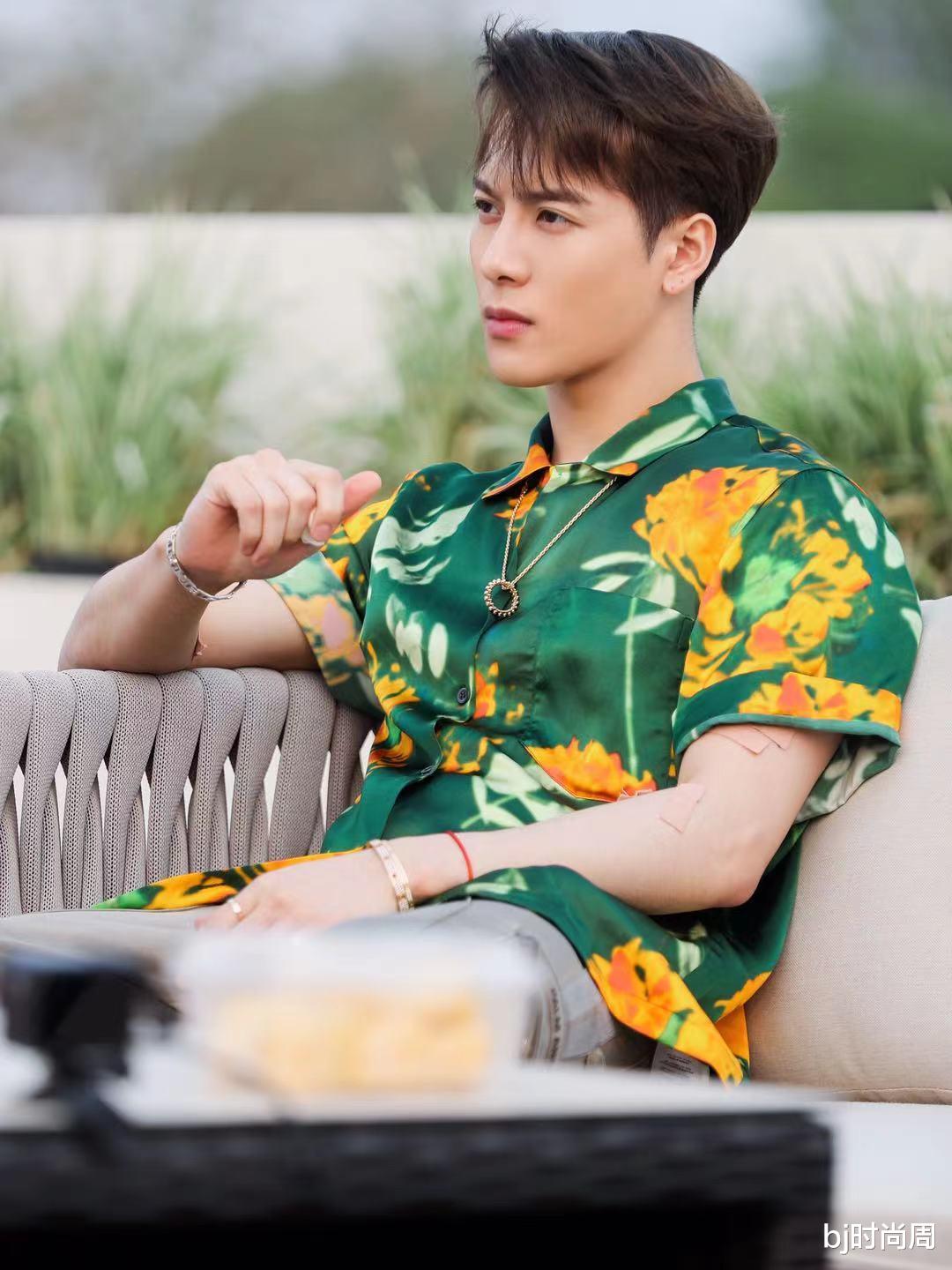 bj时尚周|男生穿花色系衬衫很帅,搭配休闲裤特爷们