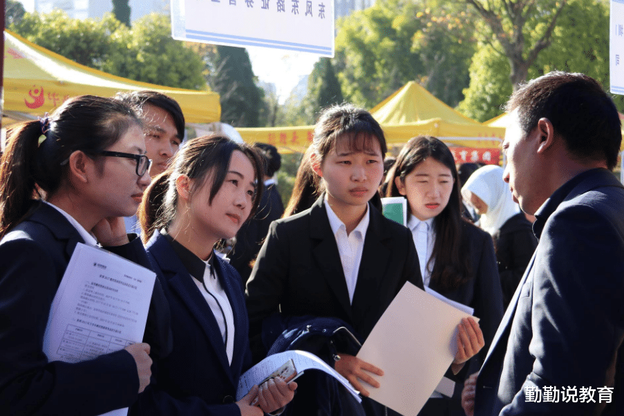 辅警|“辅警”和“协警”仅一字之差，待遇却大有不同，可不是一星半点