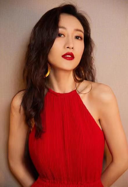 王鸥|王鸥恋上德云社何九华？男方颜值气质不够到位，被指是美女配野兽