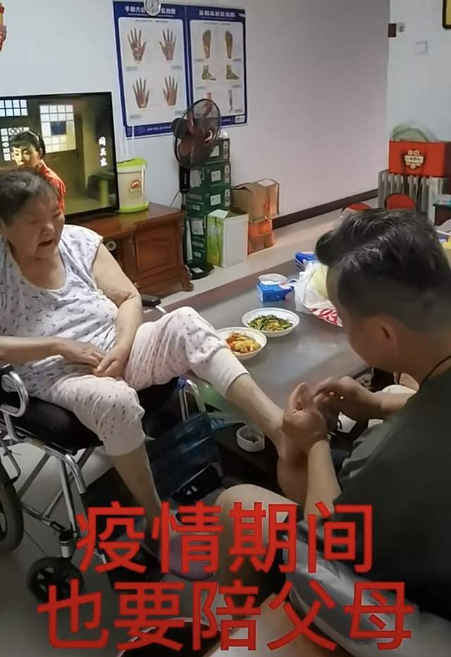 张春年|60岁戏骨母亲去世！4月前坐轮椅精神好，儿子曾守病床前为其按脚