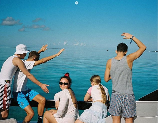 小贝|小贝19岁二儿子模仿老爸纹身！寸头造型帅气，16岁克鲁兹抢了风头