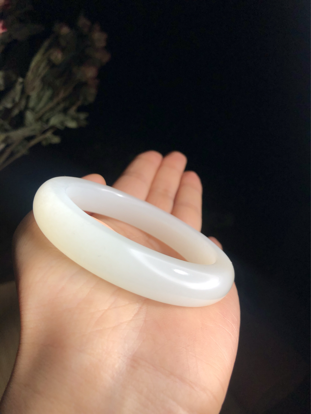 |一定要拥有的和田玉手镯怎么选呢？怎么给自己挑选一款合适自己的手镯呢！