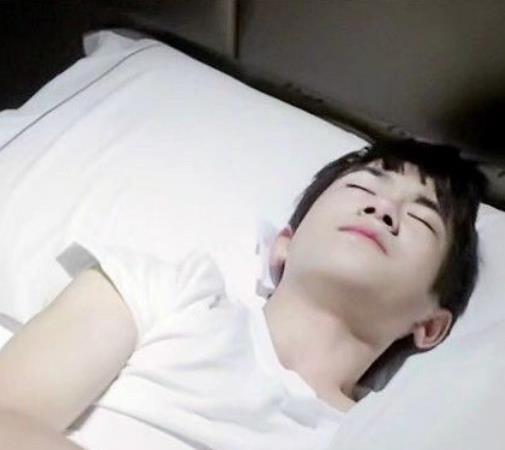 易烊千玺|易烊千玺“起床照”火了，刚睡醒的皮肤太抢镜，网友：你才20岁呀