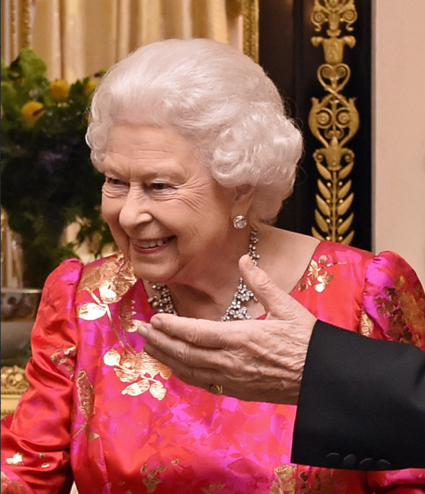 卜冠今 95岁英女王终于服老了,头戴绿色印花头巾坐在副驾驶,不忘涂红唇