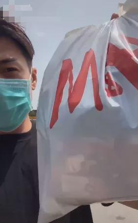 TVB藝人力挺新疆棉花，親手扔H&M衣服：垃圾就該扔垃圾桶-圖6