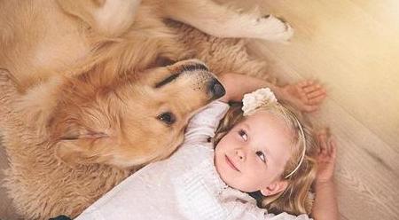 舜网 女子在做俯卧撑，狗狗突然骑到女主人身上，接下来一幕让人不淡定了