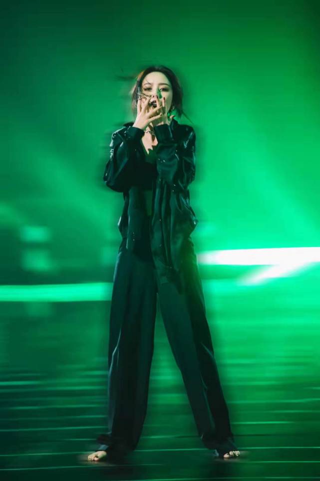 佟丽娅|佟丽娅暗黑系新造型曝光，一袭暗黑系造型又酷又飒！