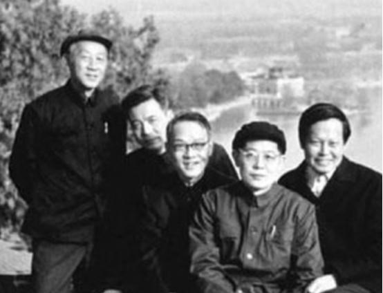 奶豆说育儿|民族英雄邓稼先,因辐射导致内脏受损,疼痛难忍在妻子的怀中离世