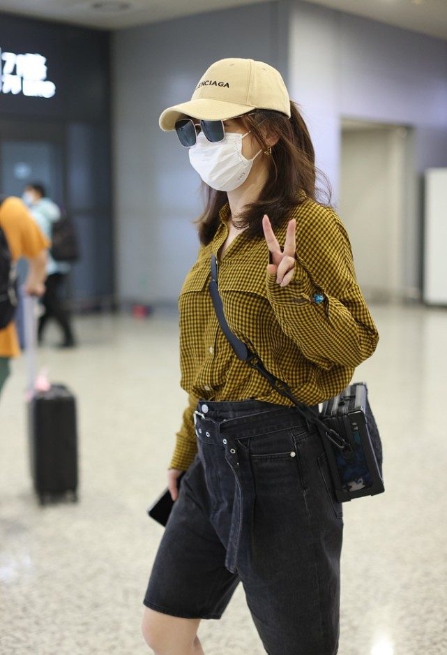 BiuFashion|42岁的薛佳凝气质真好，“冷白皮”穿休闲装像24，身材保持刚刚好