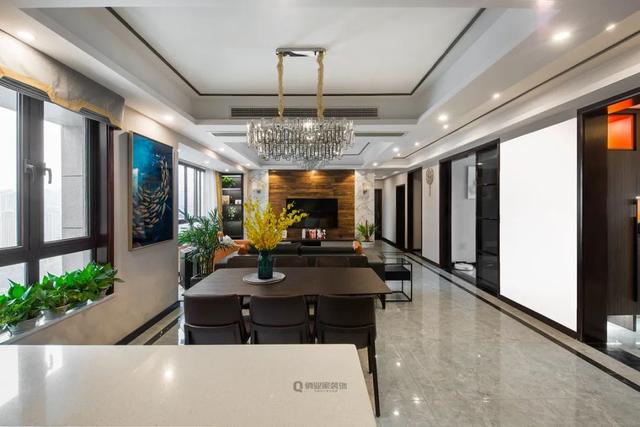 120㎡现代轻奢，深色家具+鲜艳软装，营造稳重又活泼的空间