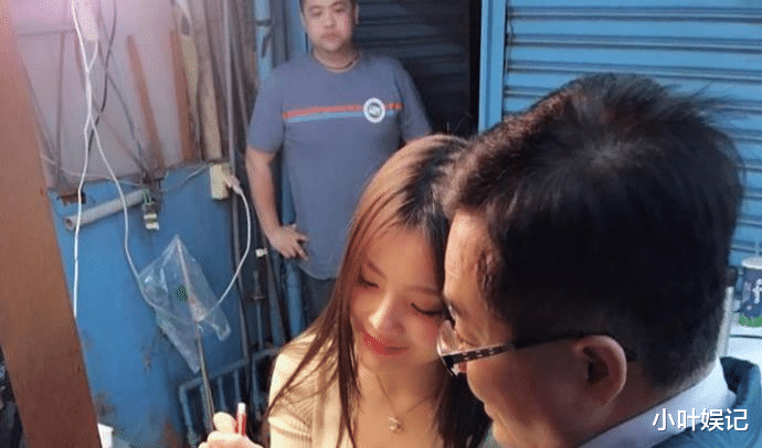 小叶娱记 “楼下新开一家店，去了一次，才知道为啥生意好了”！