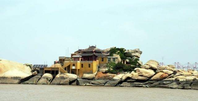 嵊泗 浙江省舟山嵊泗县区位最好的镇，与上海市一桥相连，是个旅游胜地