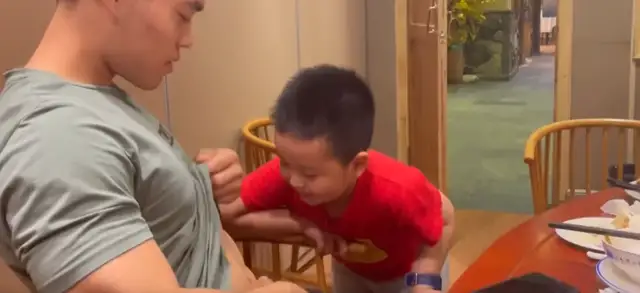 肌肉男|当小男孩见到肌肉猛男时,惊讶?羡慕?帧帧表情包 简直太快乐了