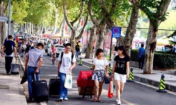 吴洪娜聊说育儿|身高2米，武汉大学新生葛旭航火了，宿舍的床都是学校为他定制的