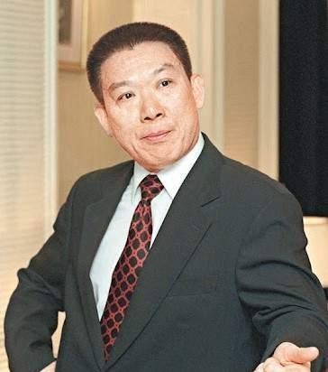 韩束|一个小贩的江湖逆袭：被何鸿燊赏识，与崩牙驹过招，跟大姐大恋爱