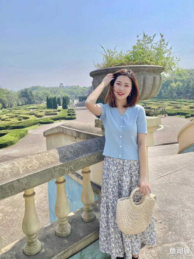 鱼司辰|“初恋”女友风格怎么穿?白衬衫搭配印花裙甜美俏皮,简直太美了