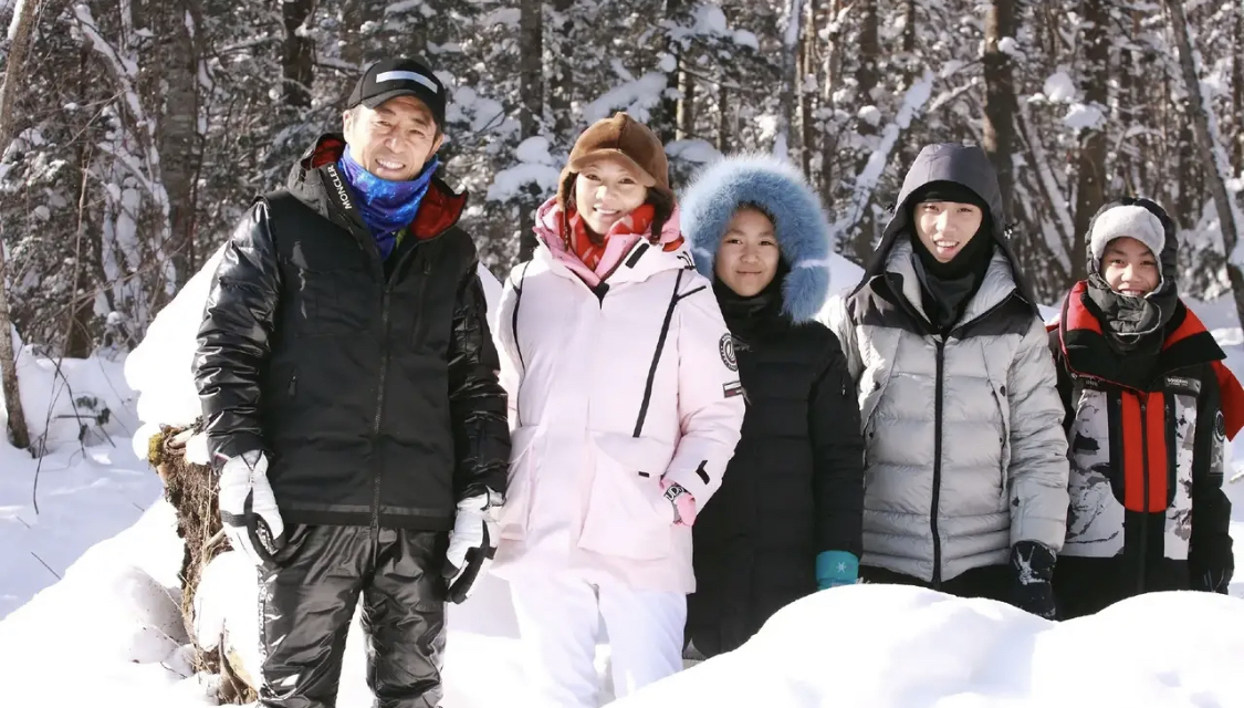 陈婷|张艺谋一家罕见同框，老婆陈婷巧用羽绒服色彩搭配，成为全场焦点。