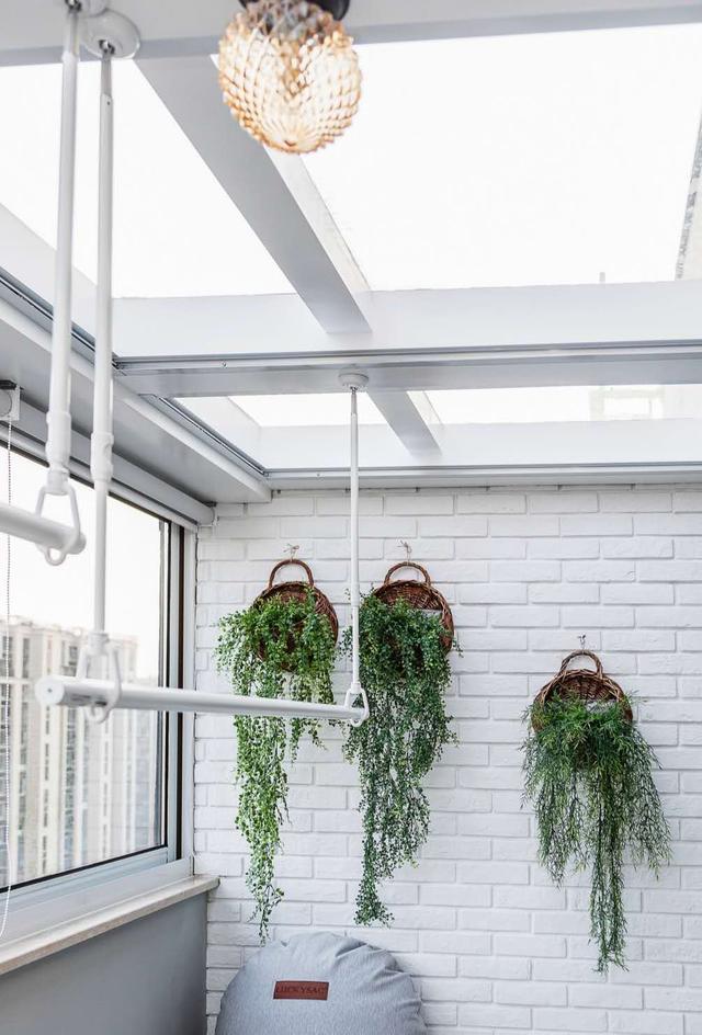 阳台和客厅打通后,衣服晾哪里?5种办法解决,让你不再困扰!