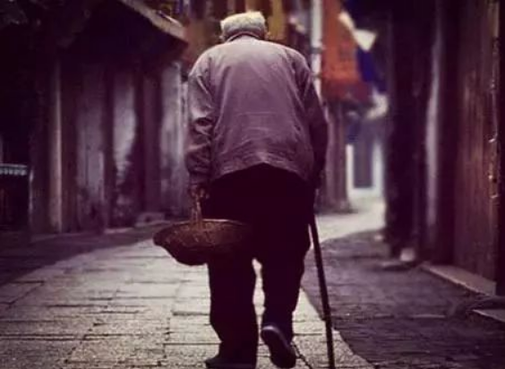 布衣粗食|当你老了，走不动了，才明白这3个真相