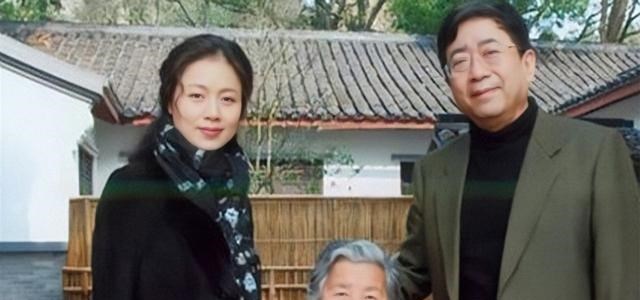 余秋雨|余秋雨：靠妻子打工费度日，成名后却抛弃妻子，娶了“唐僧母亲”