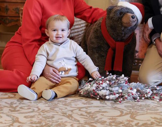 圣诞节|卢森堡小王子奶萌亮相圣诞全家福，初见大个布偶熊有点怕怕真可爱