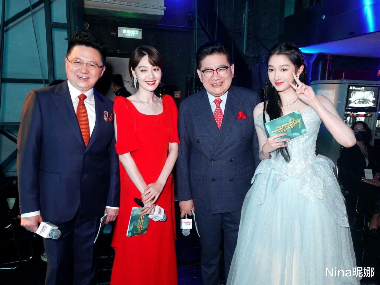 Nina昵娜|关晓彤母女罕见合体，女儿穿豹纹西装也于事无补，妈妈穿衬衫一脸淡定太抢镜