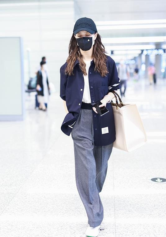 清娱吧|佟丽娅的时髦经，黑色衬衫配灰色阔腿裤，休闲时尚有气场
