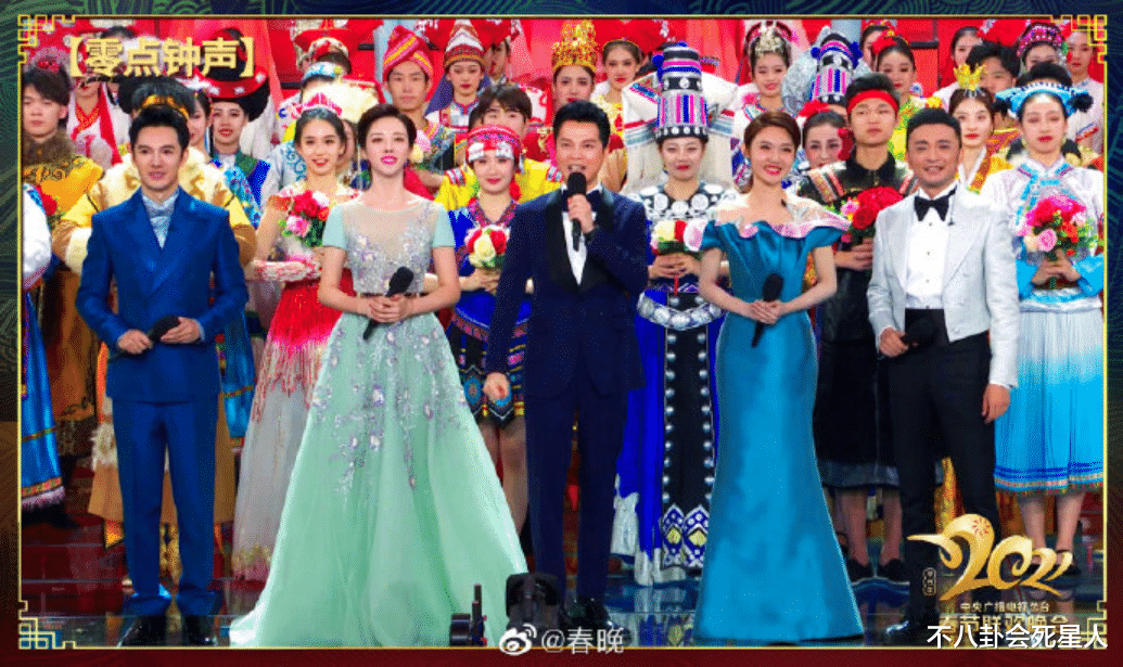 张萌|何穗穿80斤秀服,张梓琳挺6月孕肚,在春晚走的这场秀有点尴尬!