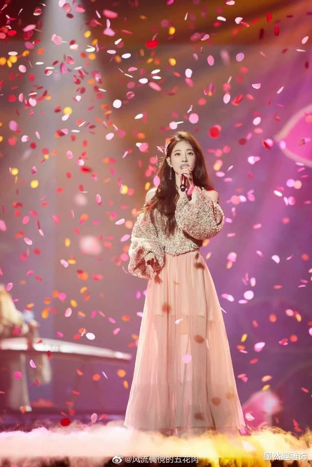 冯提莫|冯提莫为何喜欢穿JK？衬托肤色展露大长腿，身材火辣多次登上热搜