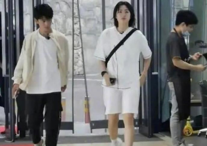 金樱妈妈|丁真带队采购,生图暴露姚安娜真实颜值,衣衫肥大像桑拿妹