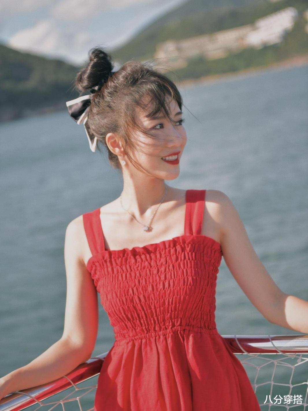 八分穿搭|李念真没“阔太架子”，穿红色吊带连衣裙俏皮温柔，甜成邻家小妹