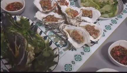 |孙卓母子游世界之窗，孙妈穿着打扮时尚，手上自拍杆太抢镜