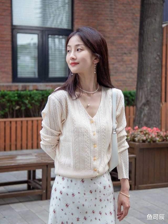 鱼司辰|秋天的正确打开方式，针织衫搭配裙子，温柔到骨子里了，优雅洋气
