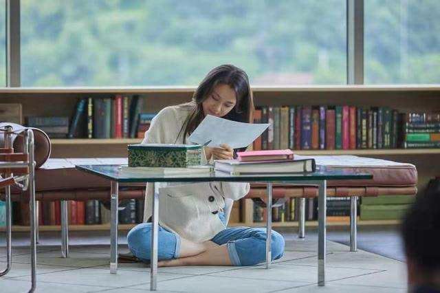 闲鱼有话说|汤唯结婚6年成“韩式美人”，穿开衫配卷发好温柔，文艺气质绝了