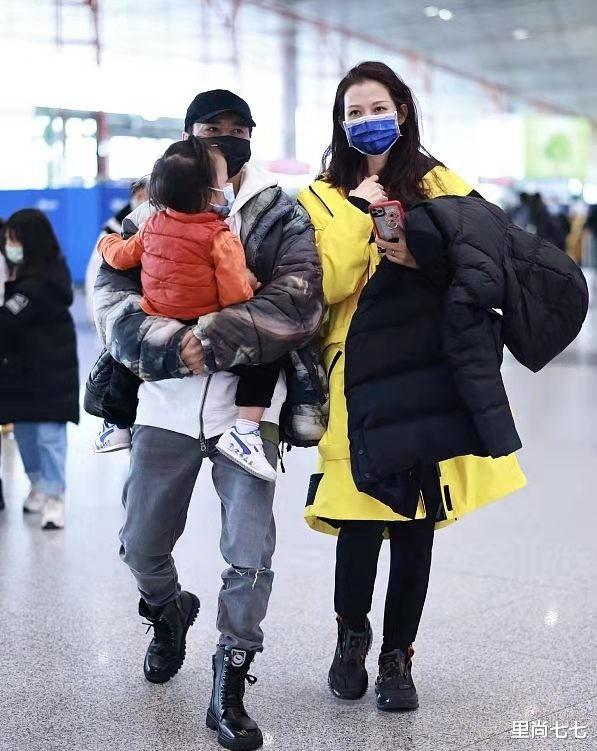 蔡少芬|蔡少芬一家五口罕走机场,她素颜暴露年龄,三胎儿子扎小辫似女孩