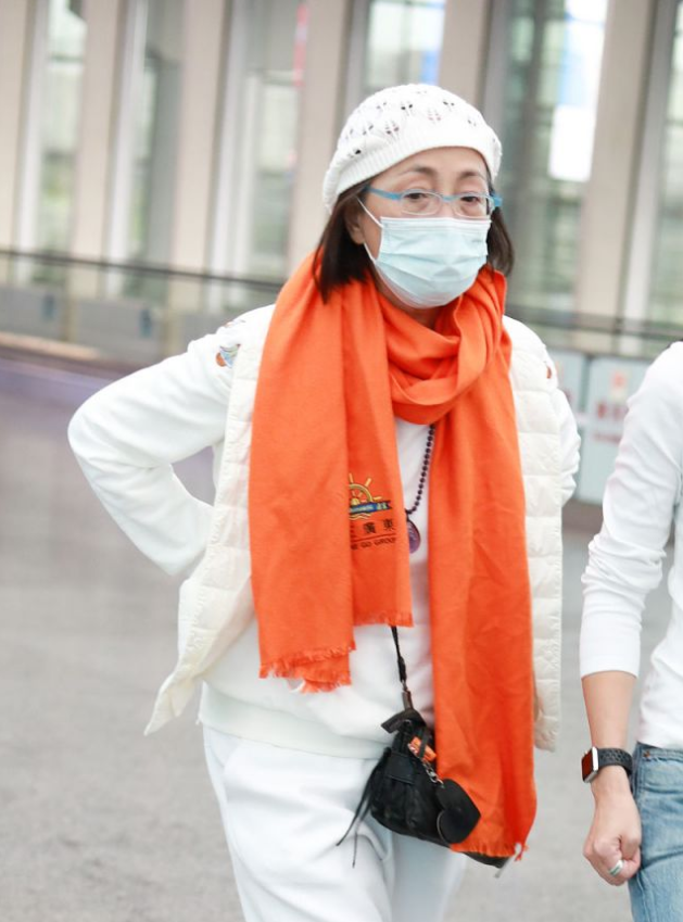 潮流新风 58岁苑琼丹越老越时髦!一身白巧搭橘色围巾点亮,比00后还新潮