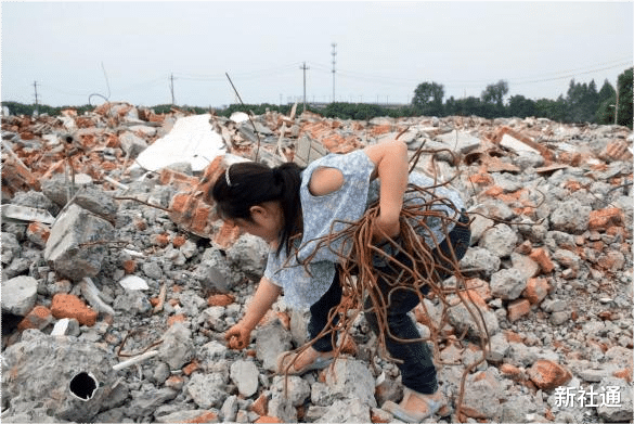 杭州 杭州：女子为救治患病男友，衣不蔽体跪地乞讨，网友：感动