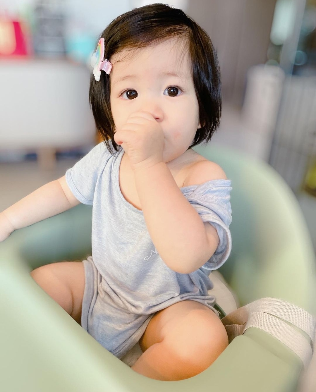 安以轩|安以轩晒女儿萌照，娃宝淡定吃手坐姿霸气，露肩膀被喊话注意举止