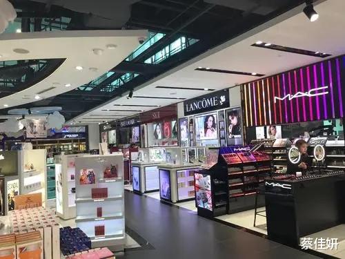 |50岁富婆示爱27岁帅气男助理，女儿崩溃：“不想要第6个爸爸了”