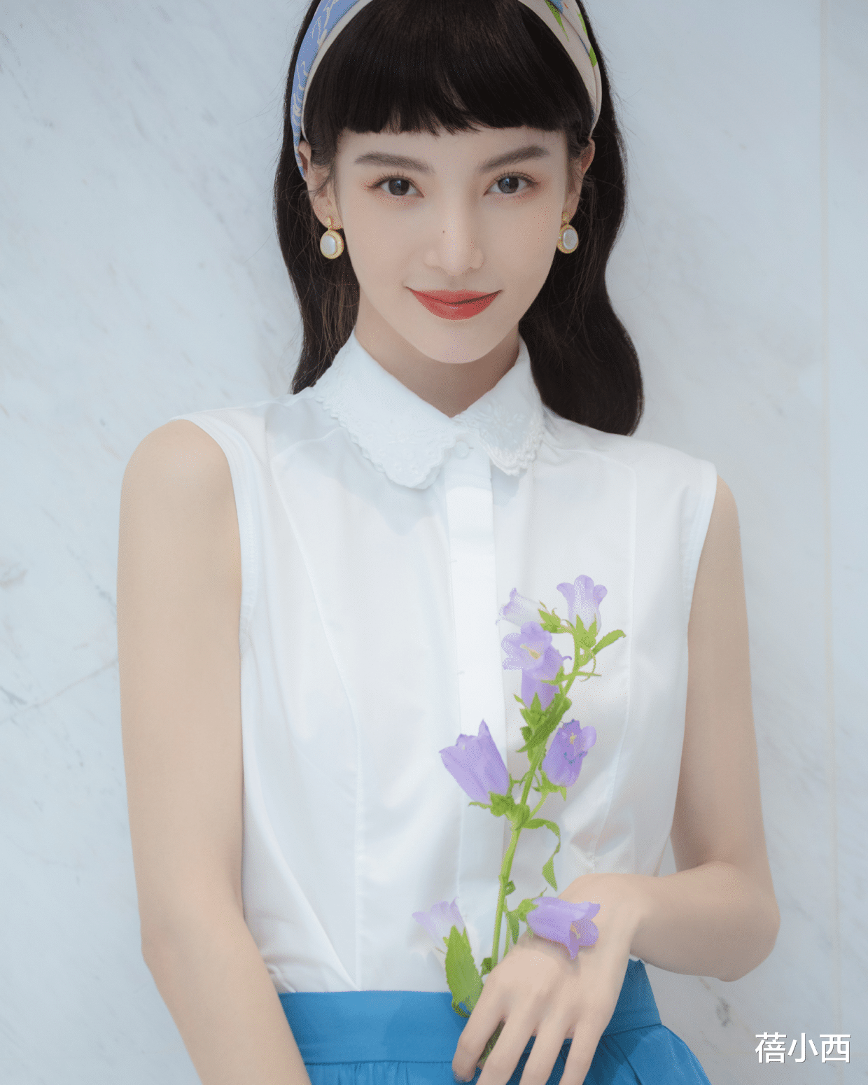 穿衣搭配|金晨剪了“厚刘海”气质更惊艳，穿白衬衫配蓝色半身裙，真是yyds